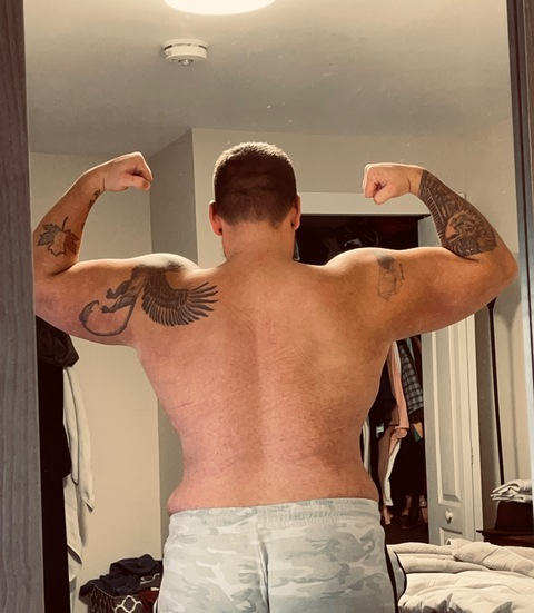 beefy.canadian OnlyFans - Free Access to 32 Videos & 49 Photos Onlyfans Free Access